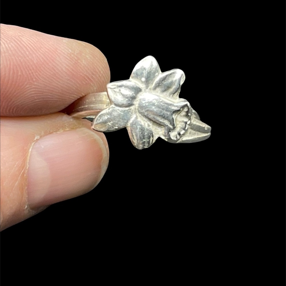 Vintage sterling silver iris flower ring
